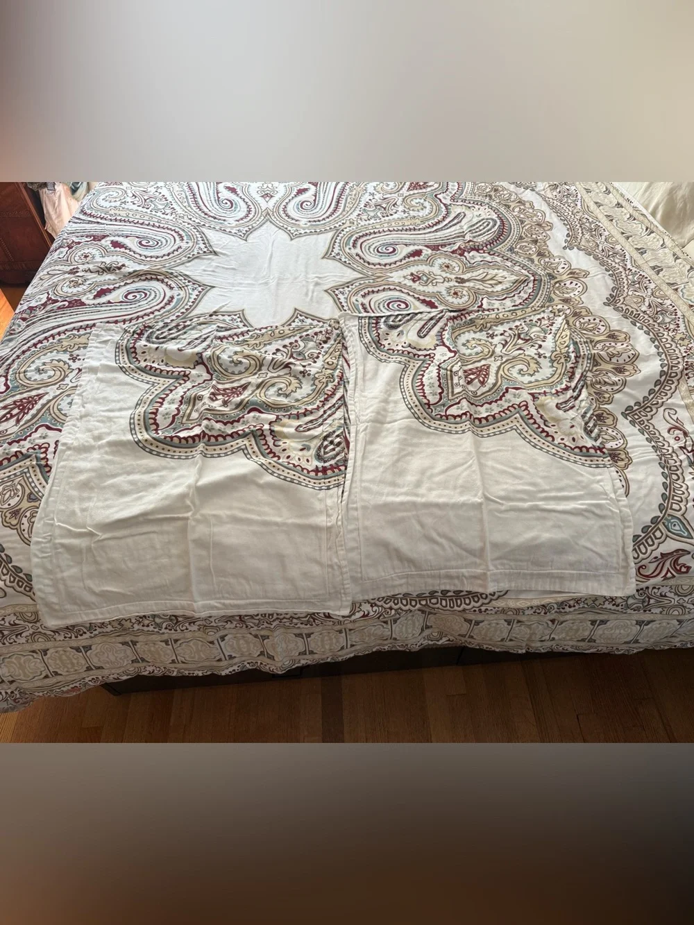 Bella Lux Cream Paisley Medallion Duvet cover with matching pillowcases